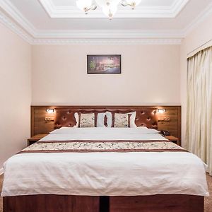 Zimmer mit Kingsize-Bett